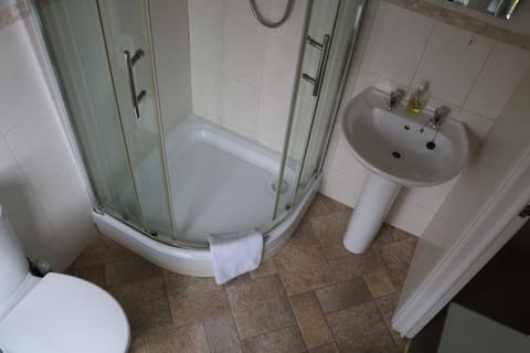 Twin Room (Room 7) | Bathroom | Shower, free toiletries, hair dryer, towels