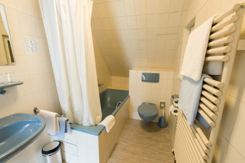 Standard Twin Room | Bathroom | Shower, hair dryer, towels, soap