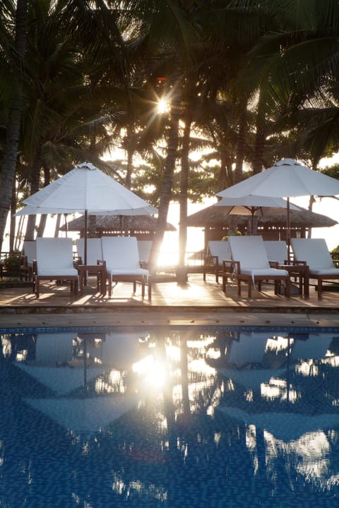 Outdoor pool, pool umbrellas, sun loungers