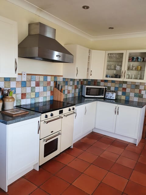 Well equipped kitchen with range cooker