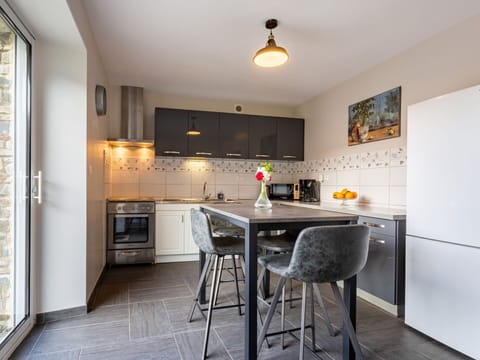 Furniture, Property, Countertop, Cabinetry, Table, Wood, Interior Design, Chair, Flooring, Kitchen