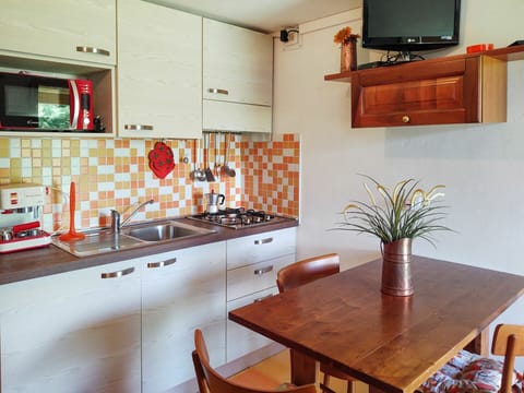 Cabinetry, Furniture, Property, Table, Countertop, Wood, Interior Design, Kitchen, Lighting, Tap