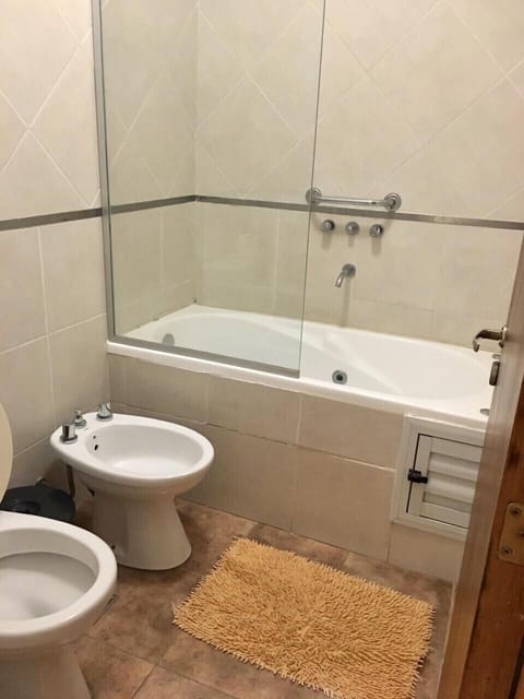 Combined shower/tub, free toiletries, bidet, towels