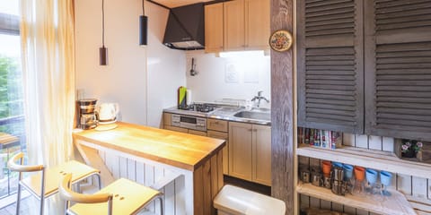 Apartment (B) | Private kitchen | Fridge, microwave, oven, stovetop