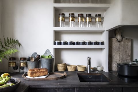 Full-size fridge, oven, stovetop, dishwasher