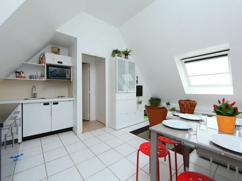 Cabinetry, Plant, Furniture, Property, Houseplant, Table, Window, Flowerpot, Building, Countertop