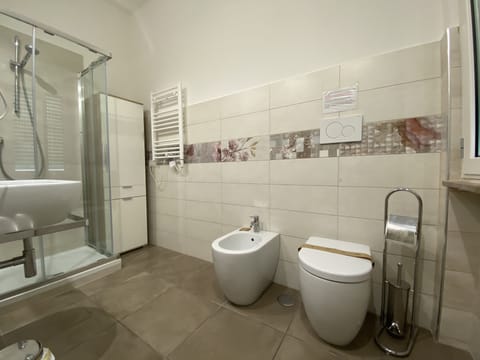 Basic Room (Private External Bathroom) | Bathroom | Shower, bidet, towels