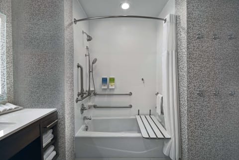 Studio, 1 King Bed, Accessible, Bathtub | Bathroom | Towels