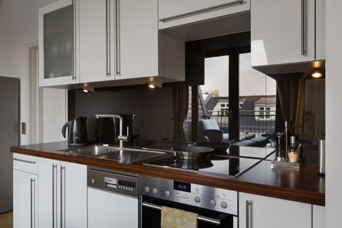 Keyless Easy Entry 24/7 - Deluxe 1 Bedroom Apartment | Private kitchenette | Full-size fridge, oven, stovetop, dishwasher