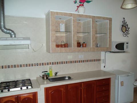 Apartamento Standard (8 personas) | Private kitchen | Microwave, cookware/dishes/utensils