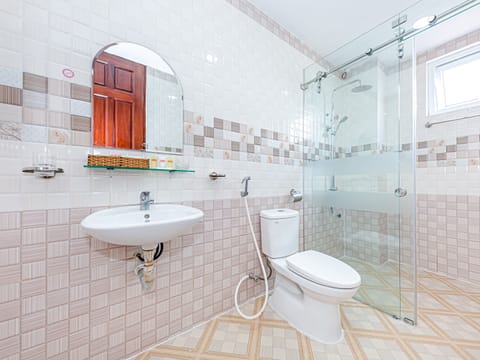 Superior Double Room | Bathroom | Shower, free toiletries, slippers, bidet