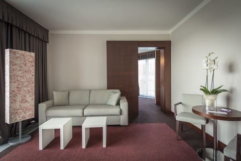 Suite (Round) | Living area | 40-inch LCD TV with satellite channels, TV