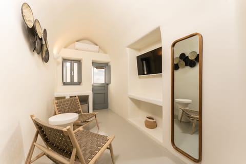 Petite Cave Suite (Outdoor Hot Tub - Caldera View) | Minibar, in-room safe, individually decorated, individually furnished