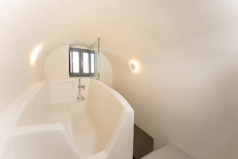 Petite Cave Suite (Outdoor Hot Tub - Caldera View) | Bathroom | Shower, free toiletries, bathrobes, slippers