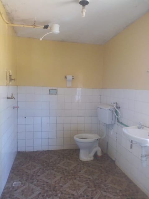 Single Room | Bathroom | Shower, rainfall showerhead, towels