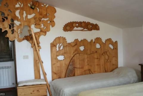 Desk, cribs/infant beds, WiFi