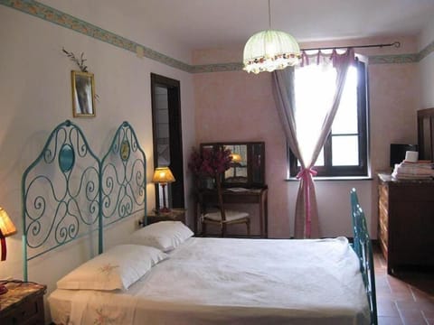 Desk, cribs/infant beds, WiFi