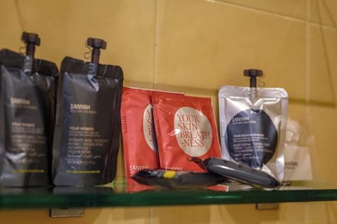 Shower, rainfall showerhead, free toiletries, hair dryer