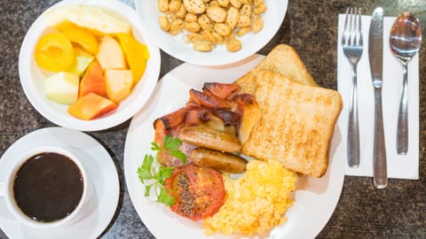 Daily buffet breakfast (PGK 60 per person)