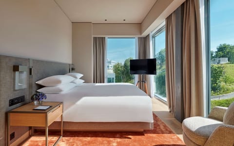 Suite, 1 King Bed (Regency) | Hypo-allergenic bedding, minibar, in-room safe, desk