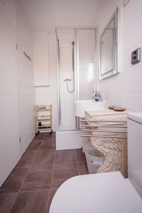 Standard Double Room | Bathroom | Hair dryer, towels, soap, shampoo