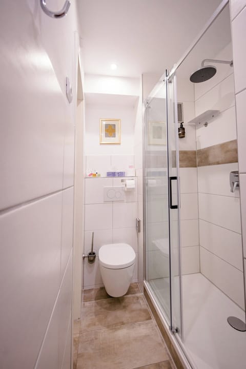 Standard Double Room | Bathroom | Hair dryer, towels, soap, shampoo