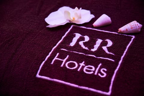 Couples treatment rooms, sauna, spa tub, Turkish bath, body treatments