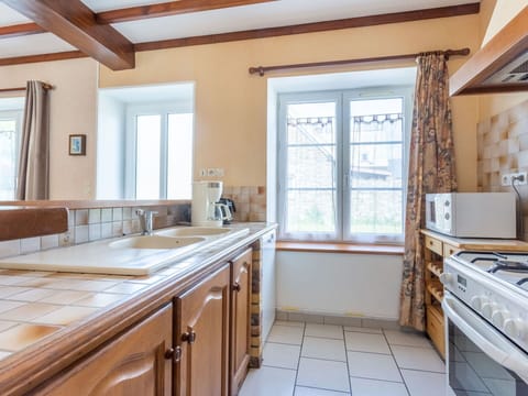 Water, Plant, Building, Daytime, Property, Sky, Swimming Pool, Azure, Tree, Body Of Water