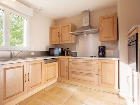 Table, Property, Cabinetry, Building, Dishware, Wood, Countertop, Interior Design, Tableware, Kitchen Appliance