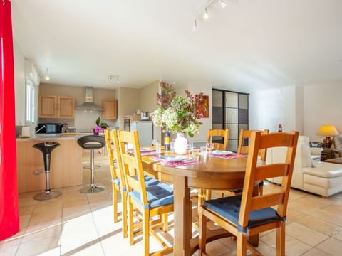 Table, Property, Cabinetry, Building, Dishware, Wood, Countertop, Interior Design, Tableware, Kitchen Appliance