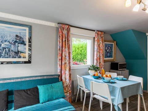 Property, Blue, Table, Green, Azure, Plant, Couch, Decoration, Window, Textile