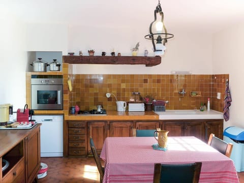 Room, Property, Furniture, Kitchen, Building, Interior Design, House, Floor, Countertop, Cabinetry