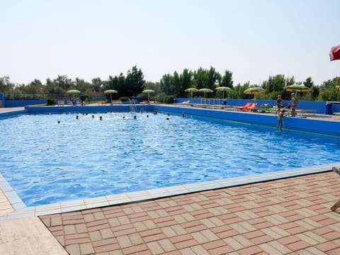Water, Sky, Swimming Pool, Leisure, Resort Town, Recreation, Composite Material, Tree, Fun, Plant