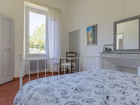 Mirror, Property, Furniture, Window, Wood, Flooring, Interior Design, Floor, Picture Frame