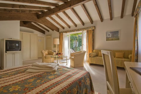 Junior Suite | Minibar, in-room safe, individually decorated, individually furnished