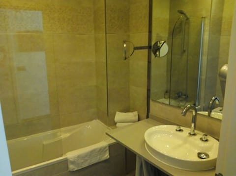 Double Room, City View | Bathroom | Hair dryer, bidet, towels