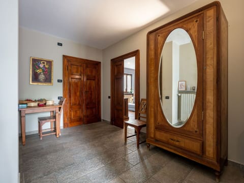 Mirror, Furniture, Building, Property, Door, Wood, Interior Design, Architecture, Cabinetry