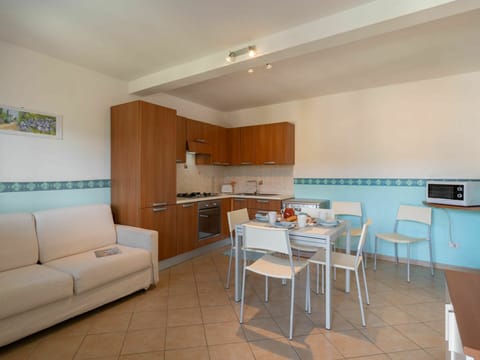 Room, Property, Furniture, Building, Interior Design, Floor, Real Estate, House, Suite, Table