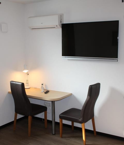 Business Apartment | Laptop workspace, soundproofing, iron/ironing board, free WiFi