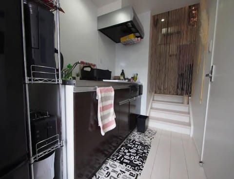 Designer's Apartment - Pet Friendly (Additional Fee) | Private kitchen | Fridge, microwave, stovetop, coffee/tea maker