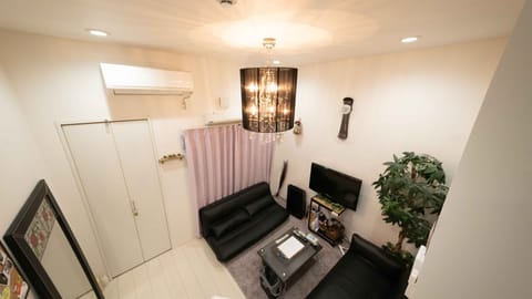 Designer's Apartment - Pet Friendly (Additional Fee) | Living area | Flat-screen TV