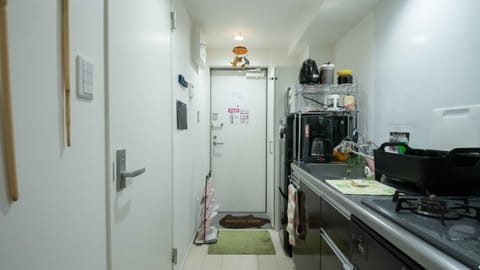 Designer's Apartment - Pet Friendly (Additional Fee) | Private kitchen | Fridge, microwave, stovetop, coffee/tea maker