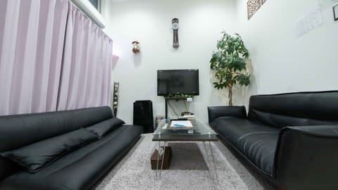 Designer's Apartment - Pet Friendly (Additional Fee) | Living room | Flat-screen TV