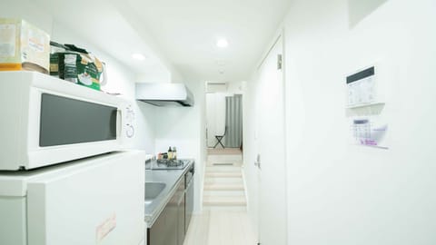 Designer's Apartment - Pet Friendly (Additional Fee) | Private kitchenette | Fridge, microwave, stovetop, cookware/dishes/utensils