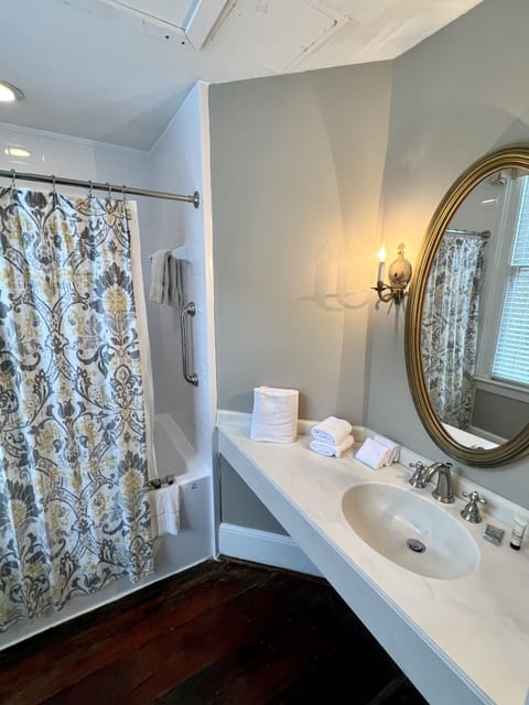 Deluxe King Room 5 | Bathroom | Combined shower/tub, free toiletries, hair dryer, towels