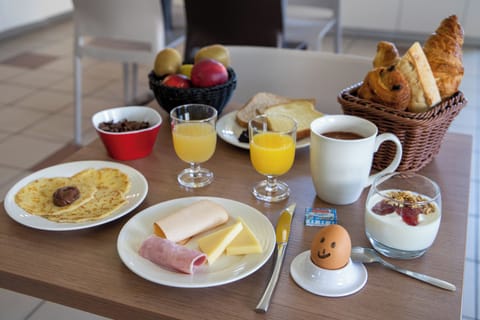 Daily buffet breakfast (EUR 8.9 per person)