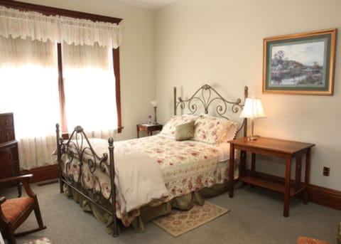 The Gardenia Room (1st floor) | Individually decorated, iron/ironing board, rollaway beds, free WiFi