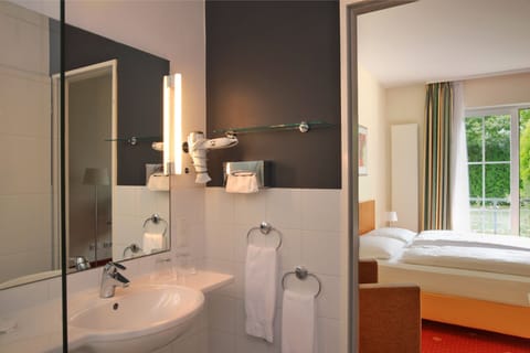 Business Room | Bathroom | Rainfall showerhead, free toiletries, hair dryer, bathrobes