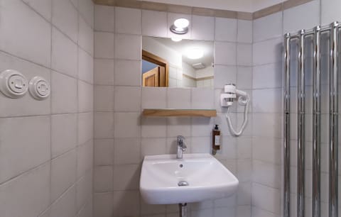 Standard Room | Bathroom | Shower, hair dryer, towels, soap