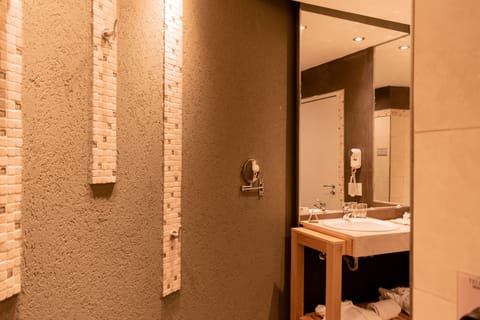 Panoramic Suite | Bathroom | Combined shower/tub, jetted tub, rainfall showerhead, free toiletries